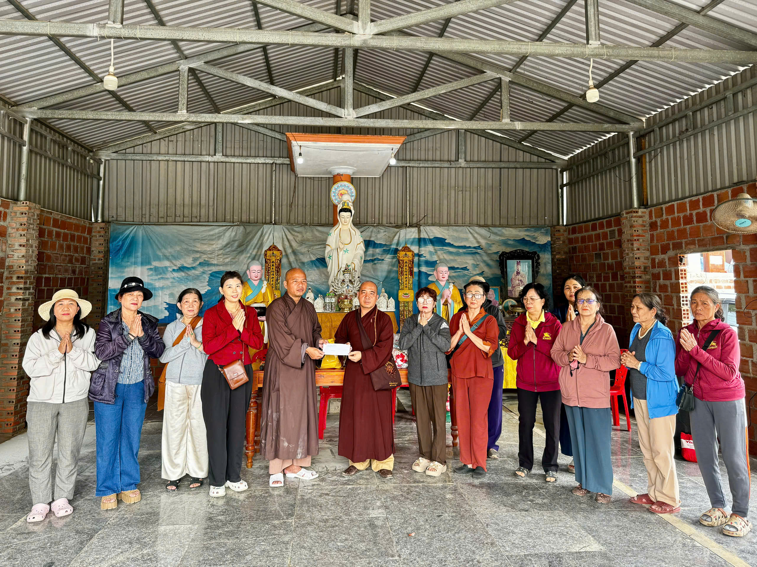 Thăm cúng dường 15 tự viện bị thiệt hại do bão lũ